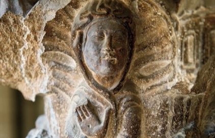 Figura femenina esculpida al claustre del Monestir de Sant Cugat. FOTO: Artur Ribera