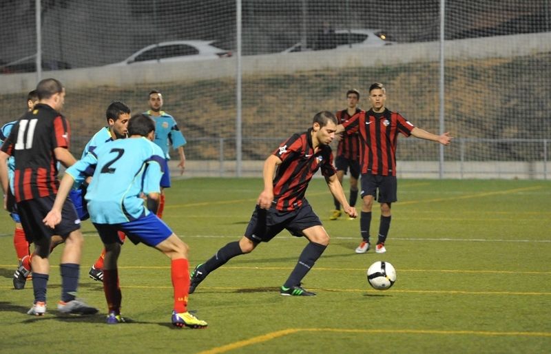 Adrián Cáceres, gesticulant amb les mans, en el partit contra l'AE La Munia. FOTO: Amanda Bernal