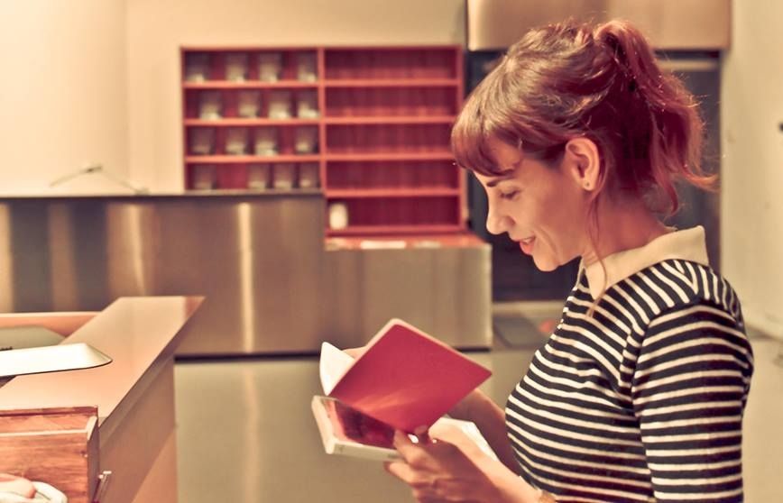 Bibiana Ballbè mentre rebia el seu regal 'Happy Box'. FOTO: Cedida