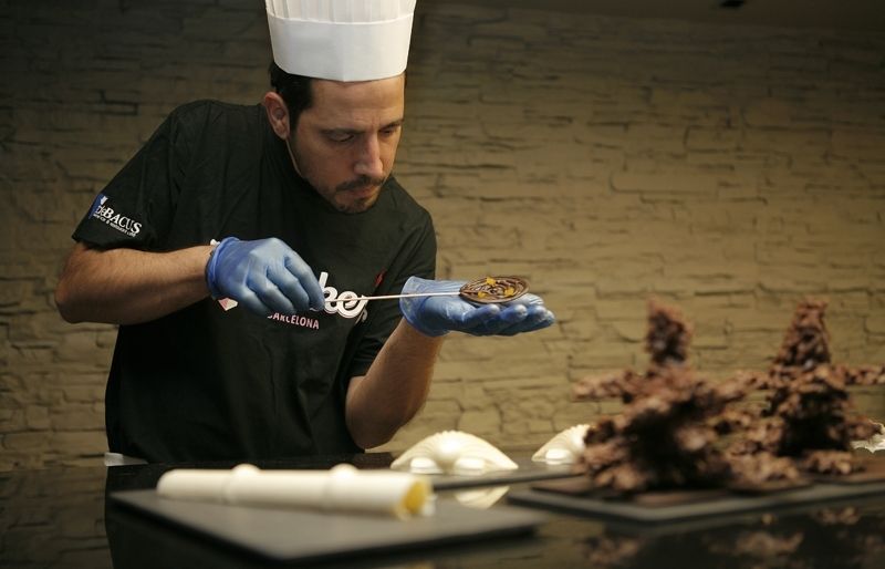Xocolater Jordi Mora treballant la xocolata. FOTO: Artur Ribera