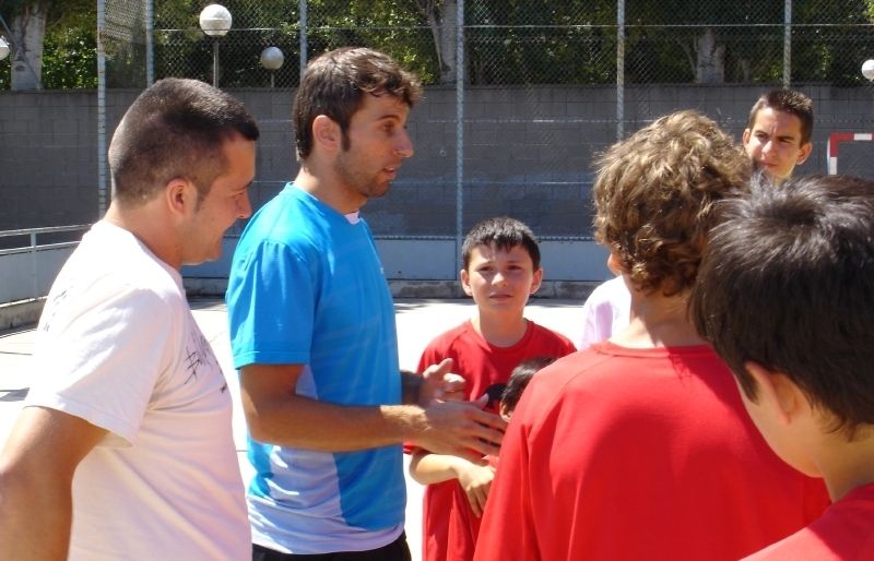 Jordi Torras, amb samarreta blava, va participar al campus del FS Sant Cugat el juliol del 2011. FOTO: Cedida
