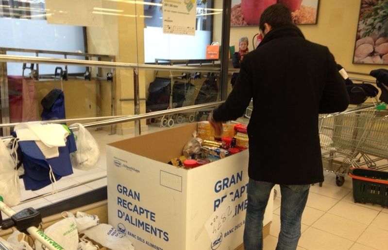A les entrades dels mercats i superfícies comercials es podien fer les donacions. FOTO: Laura Grau