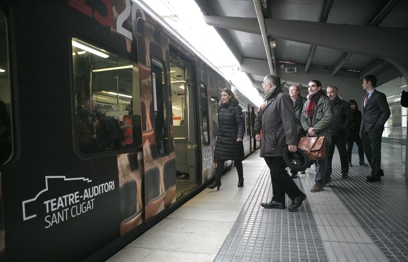 Vagó dels FGC amb la imatge dels 20 anys del Teatre-Auditori amb tota la comitiva que anava a la presentació. FOTO: Artur Ribera
