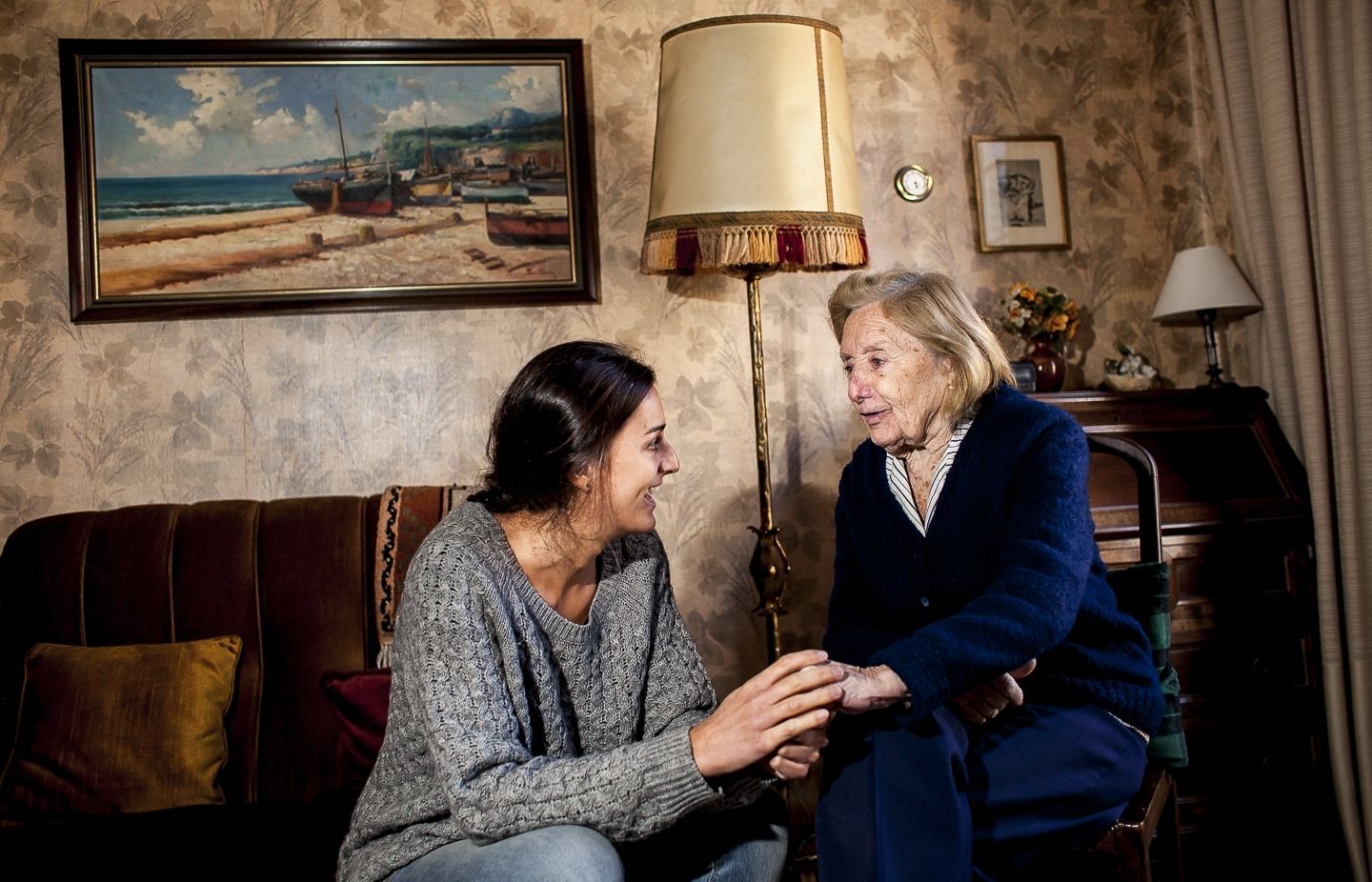 Concepció Àvila, 92 anys, i Núria Arnau, 27 anys, voluntària. La Concepció fa un any que reb la visita setmanal de la Núria, que alterna la cuina amb aquesta tasca solidària. Vaig els dimarts, xerrem, juguem al parxís i de vegades anem a prendre un cafè
