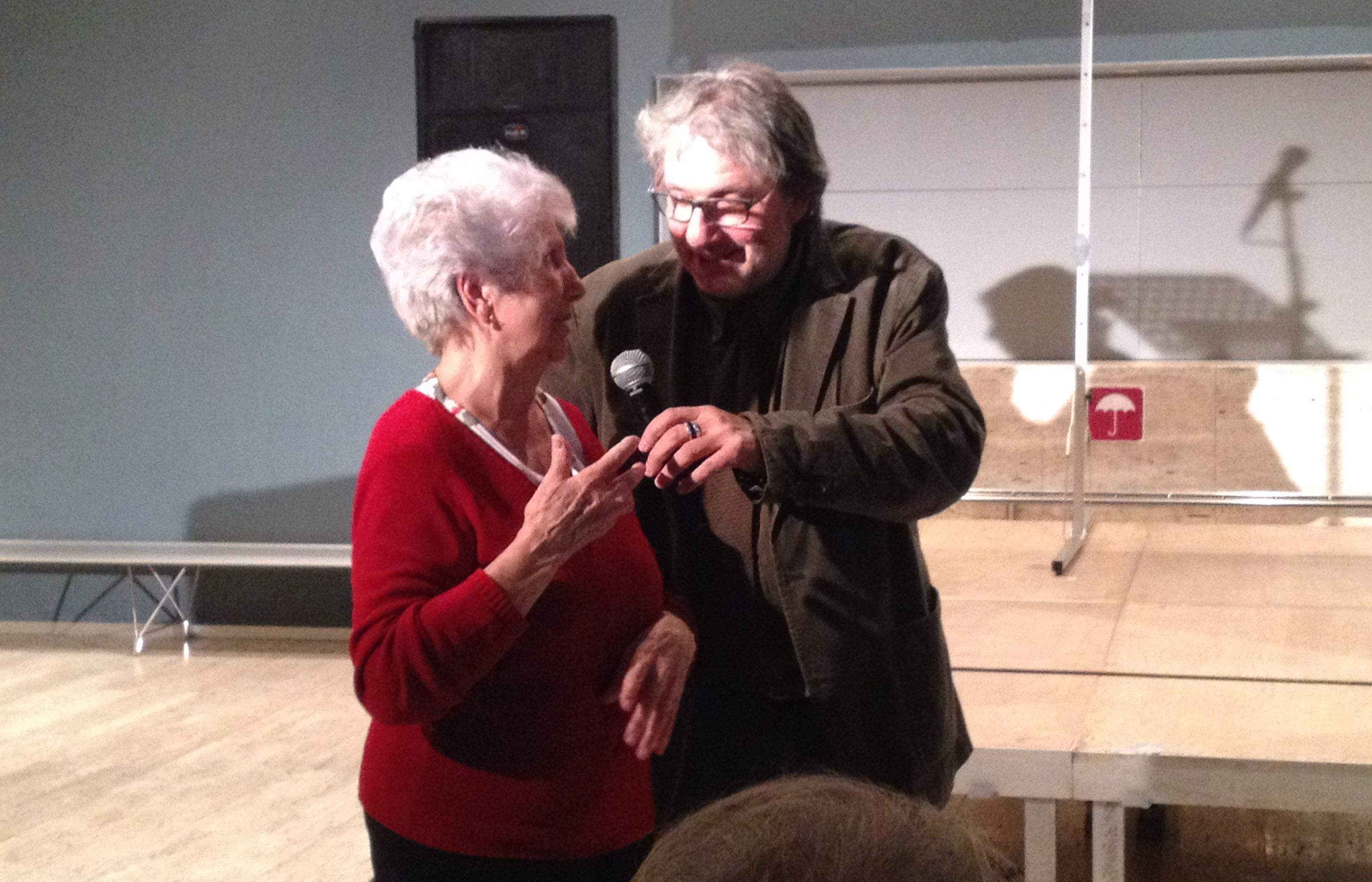 L'expropietària del Mesón i Xavier Fornells en un moment de l'acte. FOTO. Àgata Guinó