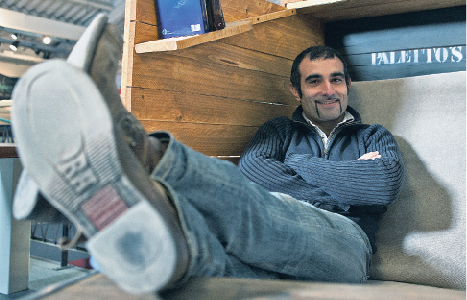 Un sofà fet amb caixes de motors de cotxe és una de les creacions. FOTO: Artur Ribera 