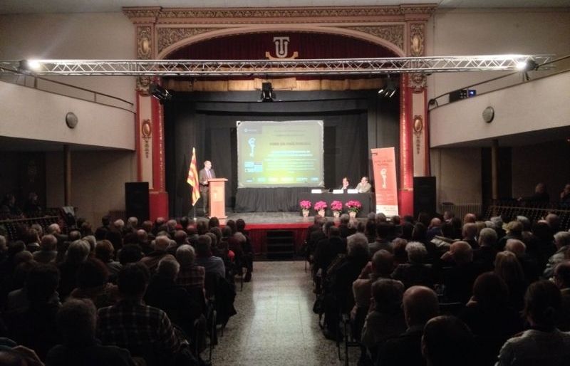 El teatre de la Unió estava ple per escoltar la conferència d'Òmnium Sant Cugat. FOTO: Artur Ribera