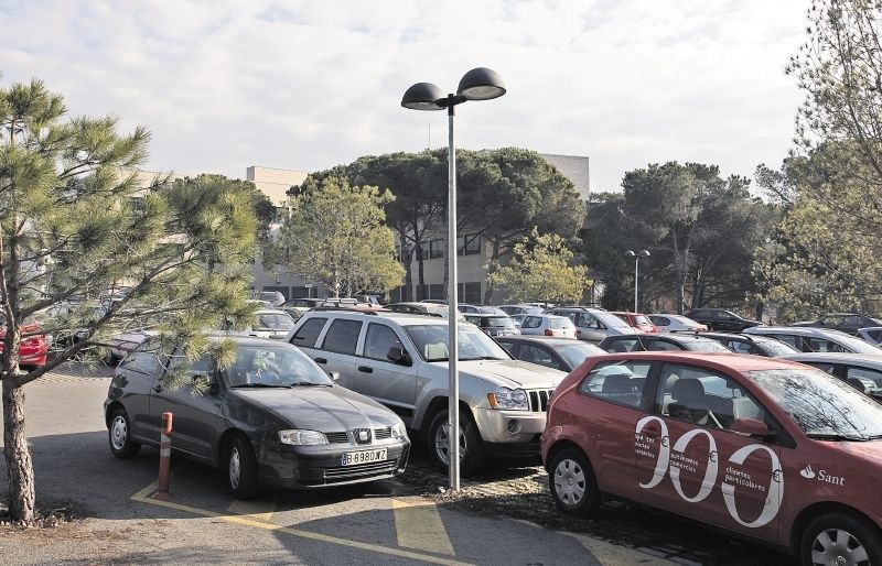 El solar que hi ha davant del CAP, on hi ha la farmàcia, passa de Sant Cugat a Valldoreix. FOTO: Artur Ribera