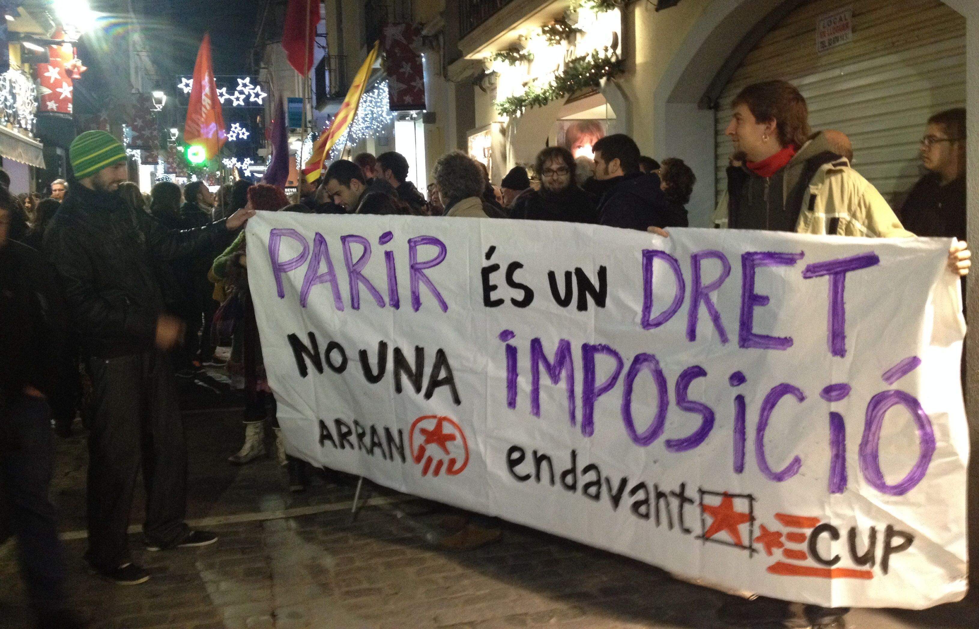 Unes 40 persones s'han concentrat davant la seu del PP. FOTO: Àgata Guinó