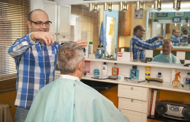 En siscu a la seva barberia del carrer de Sant Antoni. FOTO: Amanda Bernal