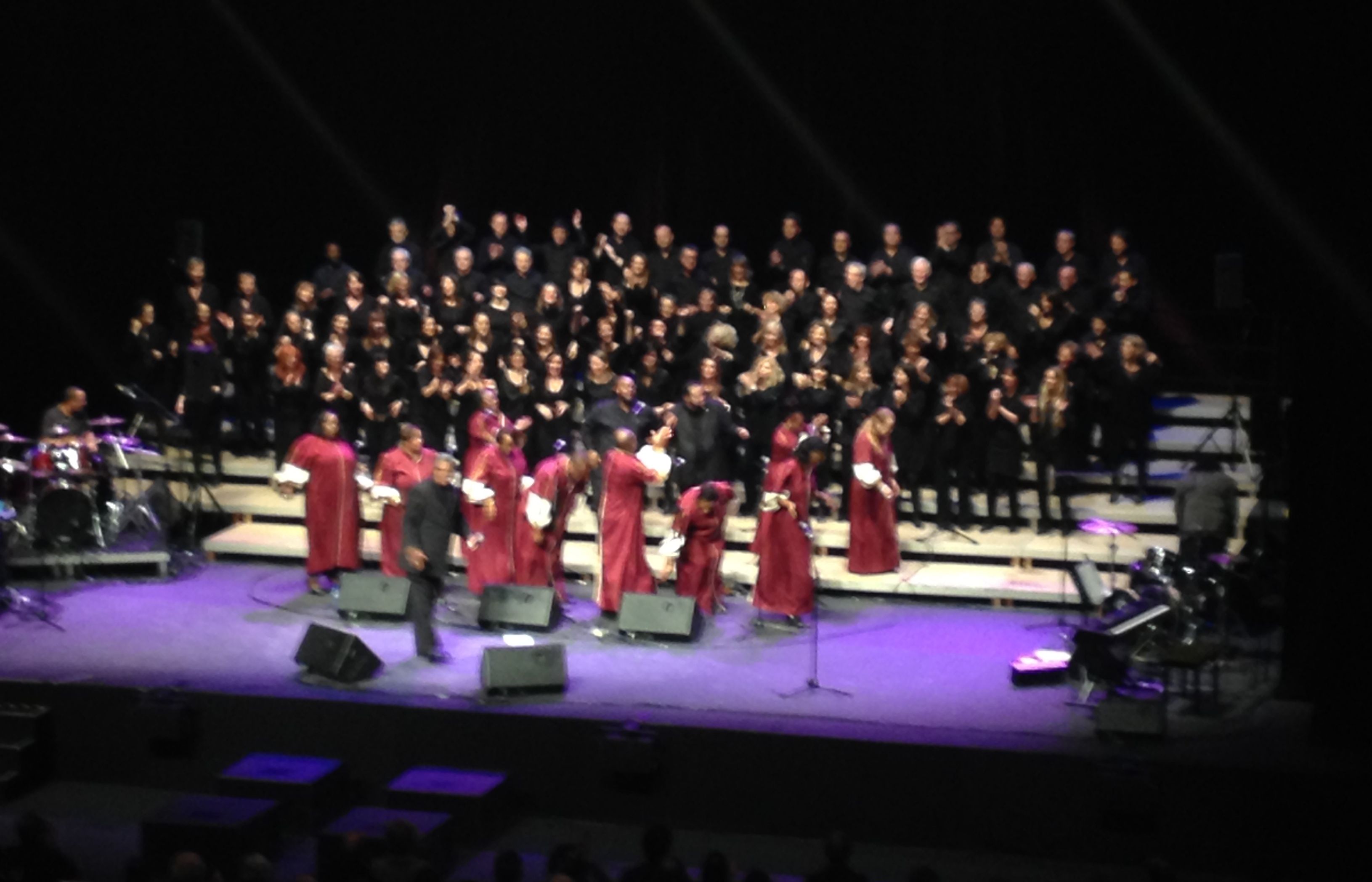 Els dos cors es van ajuntar al final del concert. FOTO: Àgata Guinó
