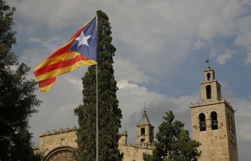 L'estelada va onejar davant el Monestir per la diada de fa dos anys. FOTO: Artur Ribera