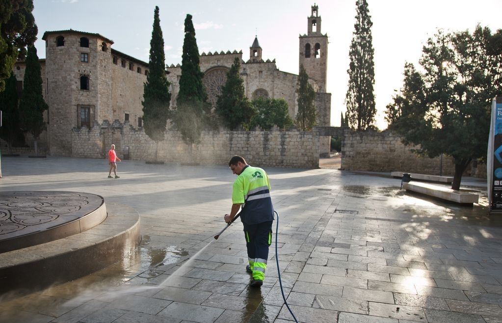 Un operari neteja la ciutat a primera hora del matí. FOTO: Cedida