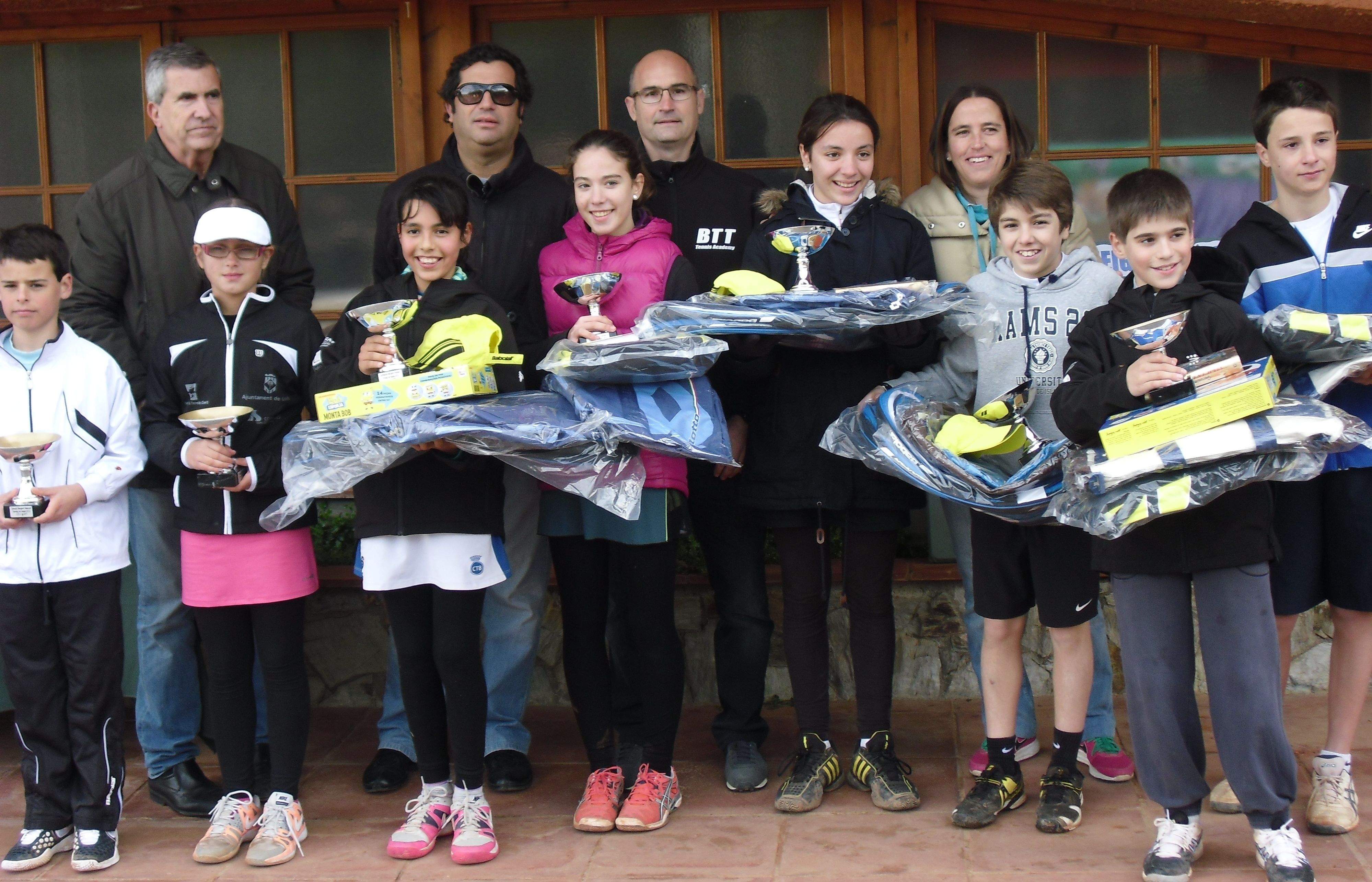Campions de les categories benjamí i aleví del 10è Torneig de Nadal Babolat de Tennis. FOTO: Club Esportiu Valldoreix