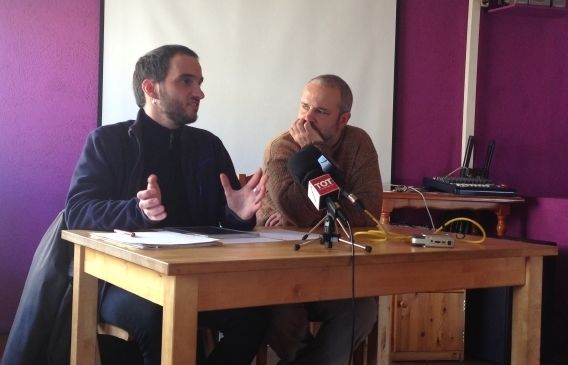 La CUP dóna suport a la campanya 'Signa un vot per la independència'. FOTO: A.Mira