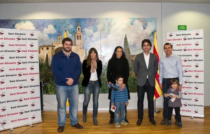 Olga Álvarez i Fernando Ruiz, amb els seus fills, els millors atletes de Sant Cugat de la Sant Silvestre. FOTO: David Molina