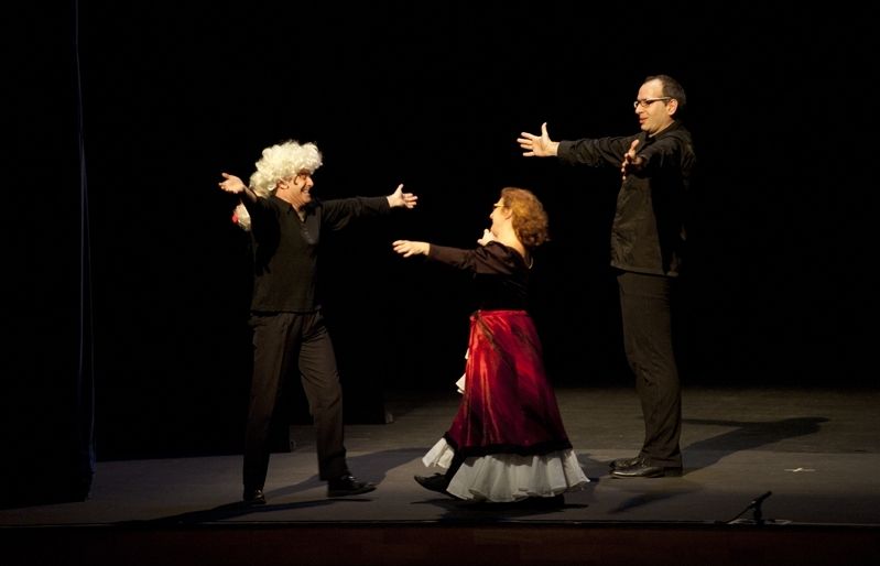 Tres dels actors en l'actuació d'aquest diumenge. FOTO: Amanda Bernal