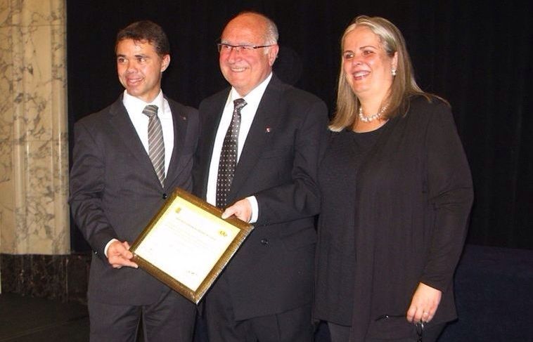 Maite Fandos, Lluís Corretja i Ivan Tibau, durant el lliurament del guardó. FOTO: Cedida