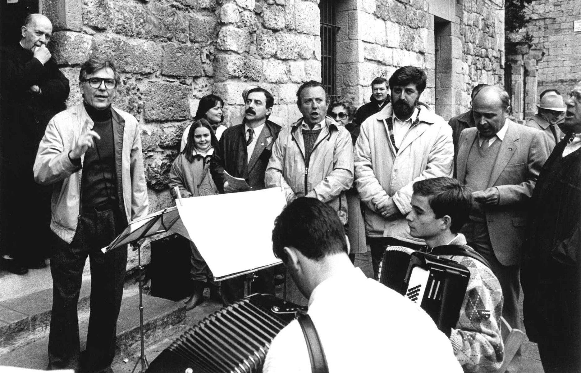 El mestre Andreu Recasens dirigint la coral La Lira. Foto: Arxiu