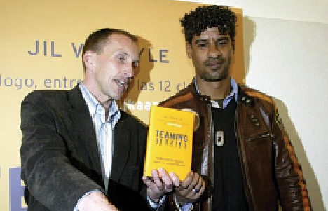 El creador Jil Van Eyl juntament amb Frank Rijkaard. FOTO: Facebook teaming