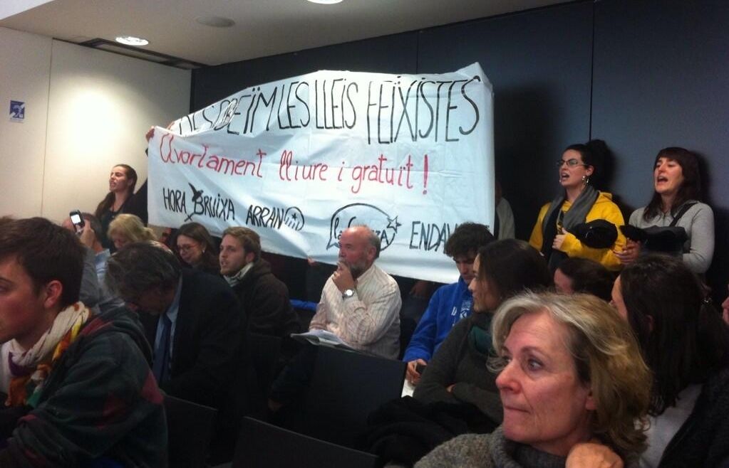 Intervenció de ciutadans en contra de la llei de l'avortament al ple de gener. FOTO: Pere Fernández 