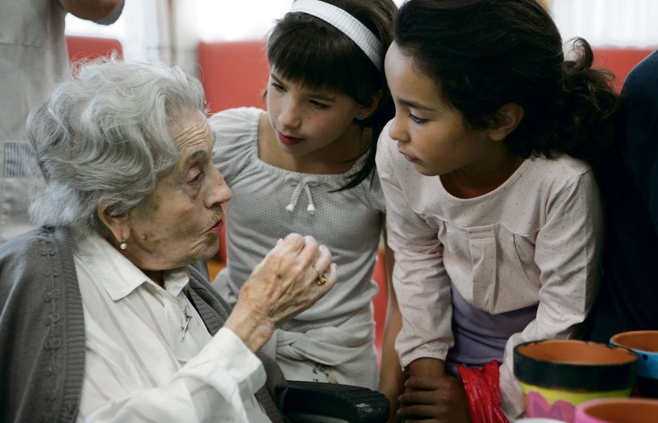 La relació entre gent gran i escolars és una de les diverses activitats que lAjuntament organitza el Dia de la Gent Gran. FOTO: Artur Ribera