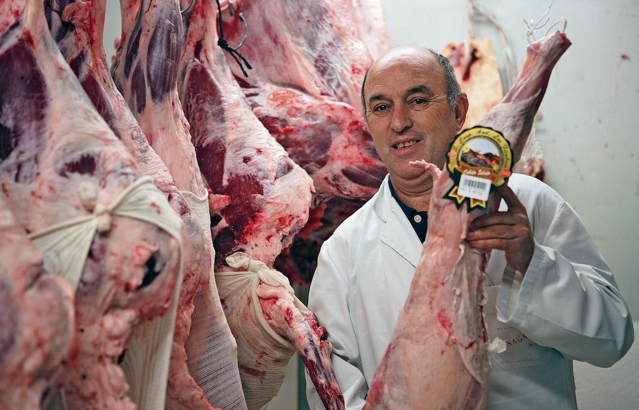 Ángel Valero, a la càmera frigorífica de Francesc Moragas. FOTO: Artur Ribera