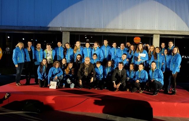 Foto de família dels esportistes del CAR amb Joan Fontseré i Francesc de Puig. FOTO: Localpres