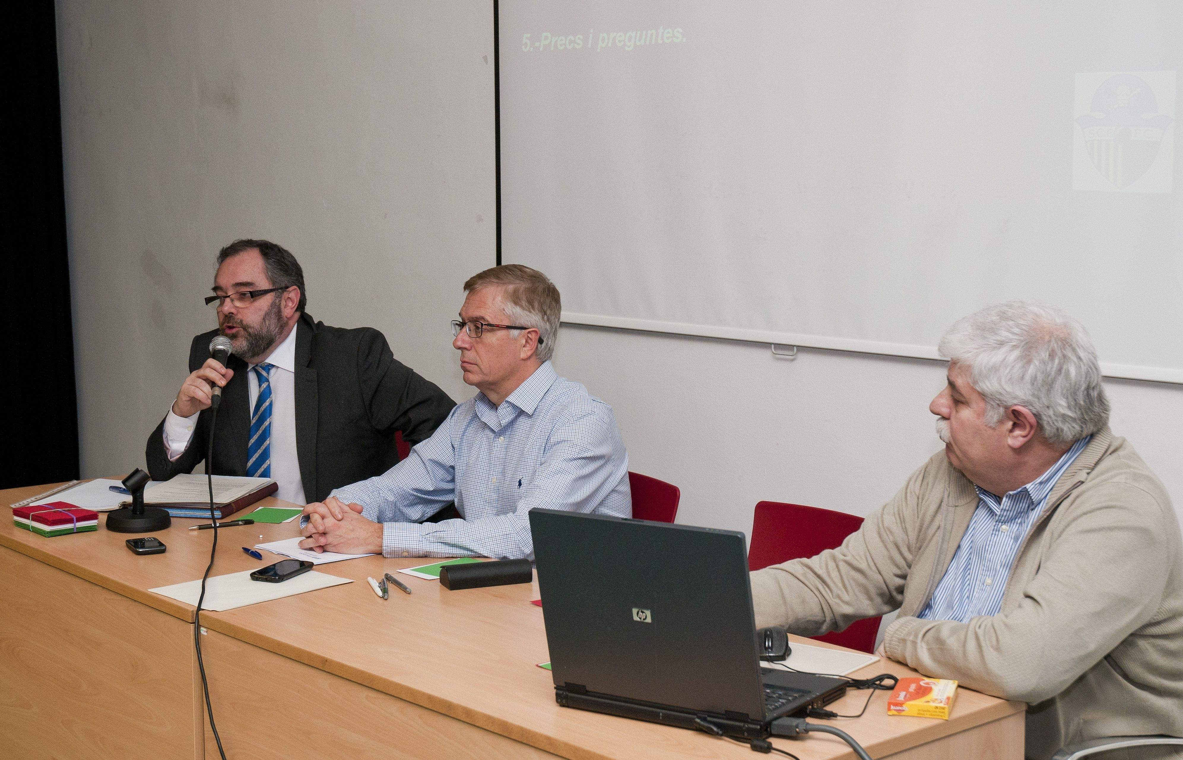 Miquel Garcia, Llorens Santasusagna i Robert Herms, a l'assemblea d'aquest divendres 24 de gener. FOTO: David Molina