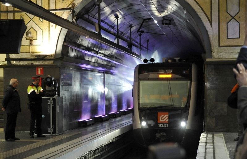 Entrada del primer dels nous trens de FGC a la presentació a plaça Catalunya. Amanda Bernal