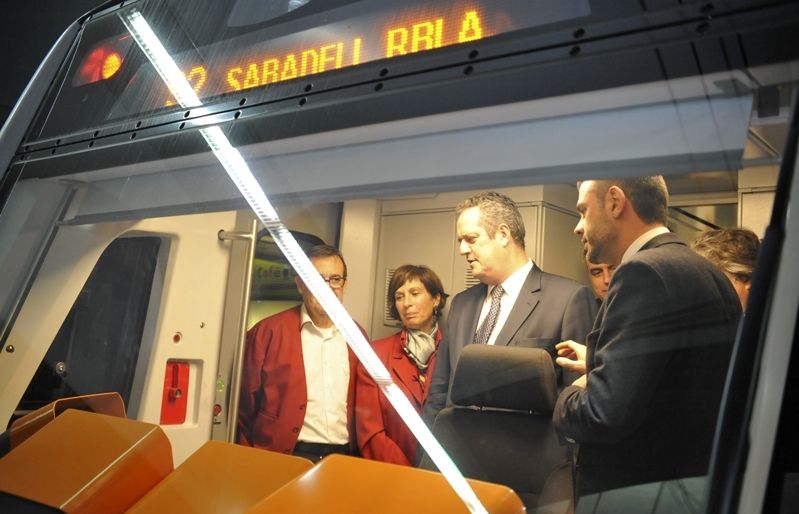 El conseller de Terrritori i Sostenibilitat, Santi Vila, visitant el primer tren de FGC. FOTO: Amanda Bernal