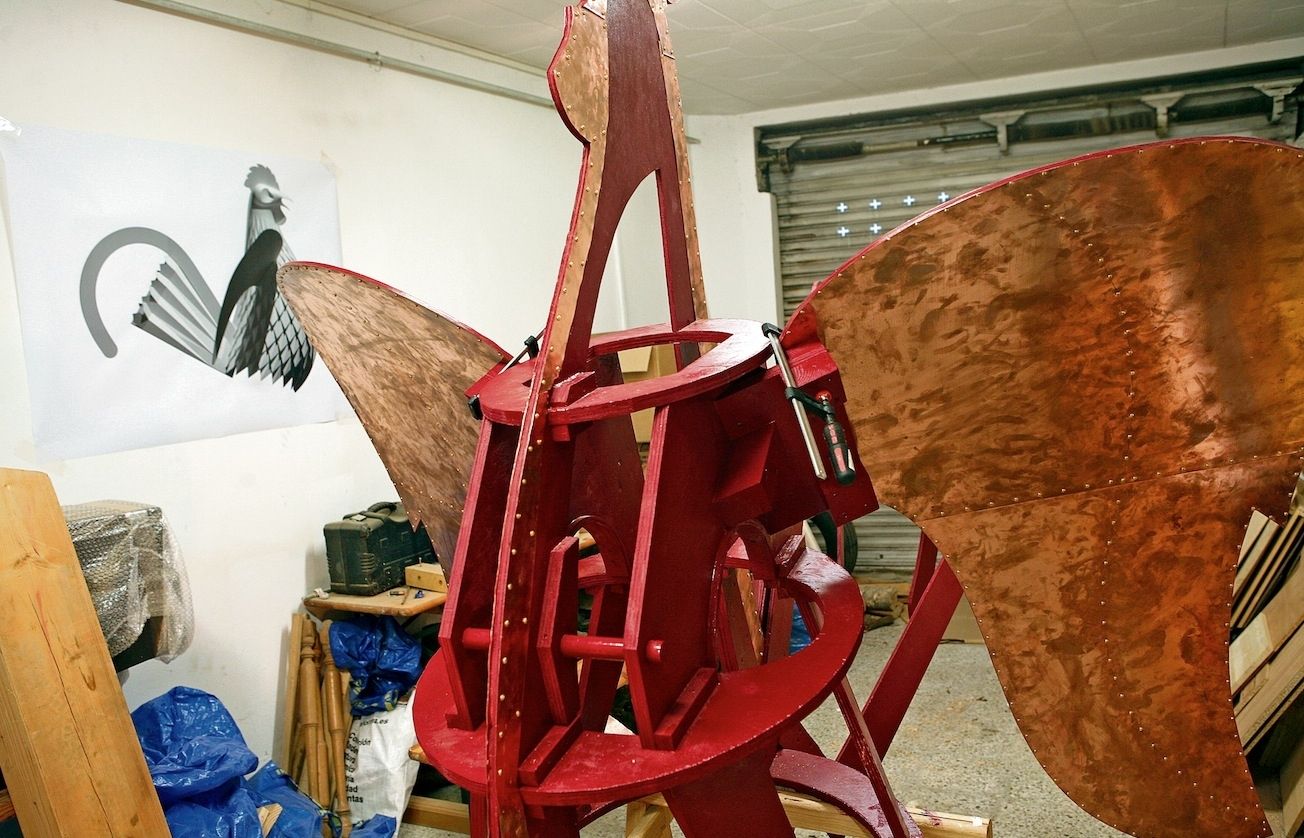 Procés de finalització de la construcció del bestiari de Sant Cugat en un garatge de Rubí. FOTO: Artur Ribera