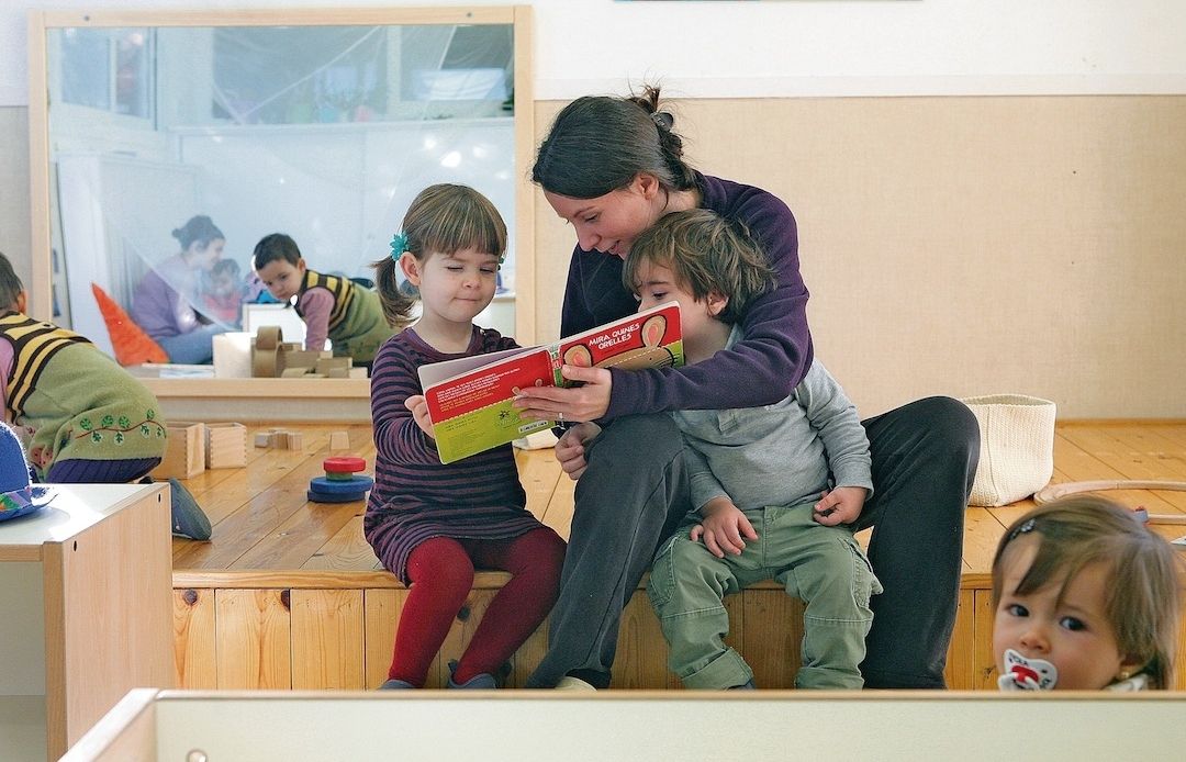 Lescola no divideix els petits en grups i deixa que els pares es quedin a les classes fins a la integració. FOTO: Artur Ribera