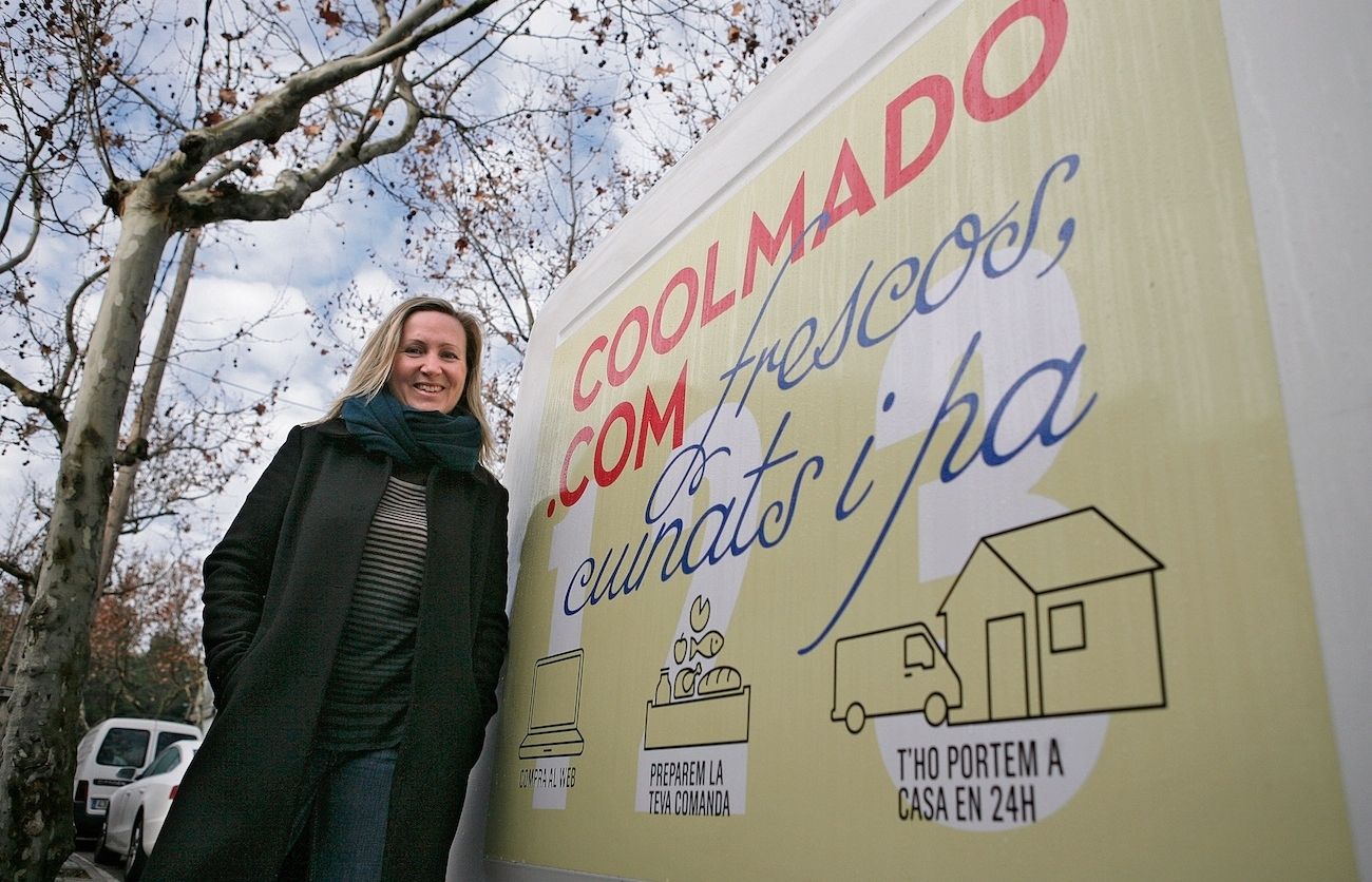 La Gemma Pascual amb la furgoneta de repartiment. FOTO: Artur Ribera