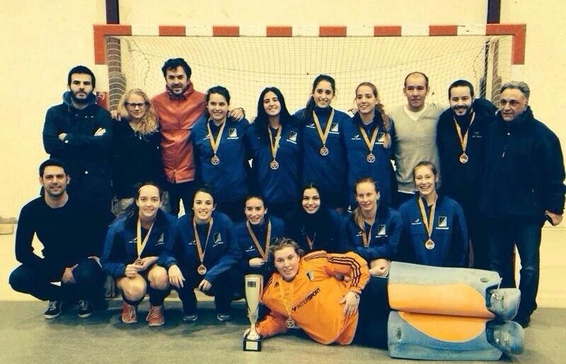 El Junior FC femení, amb el trofeu de campió de Catalunya d'hoquei sala. FOTO: @JuniorDHF