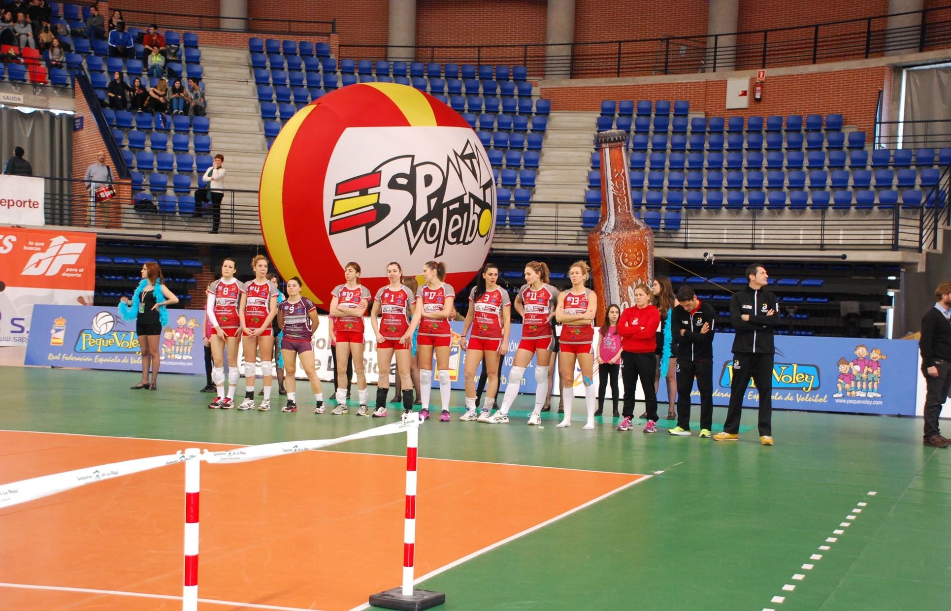 Raquel Brun, amb el dorsal número 4, la segona jugadora a l'esquerre de la imatge. FOTO: RFEVB