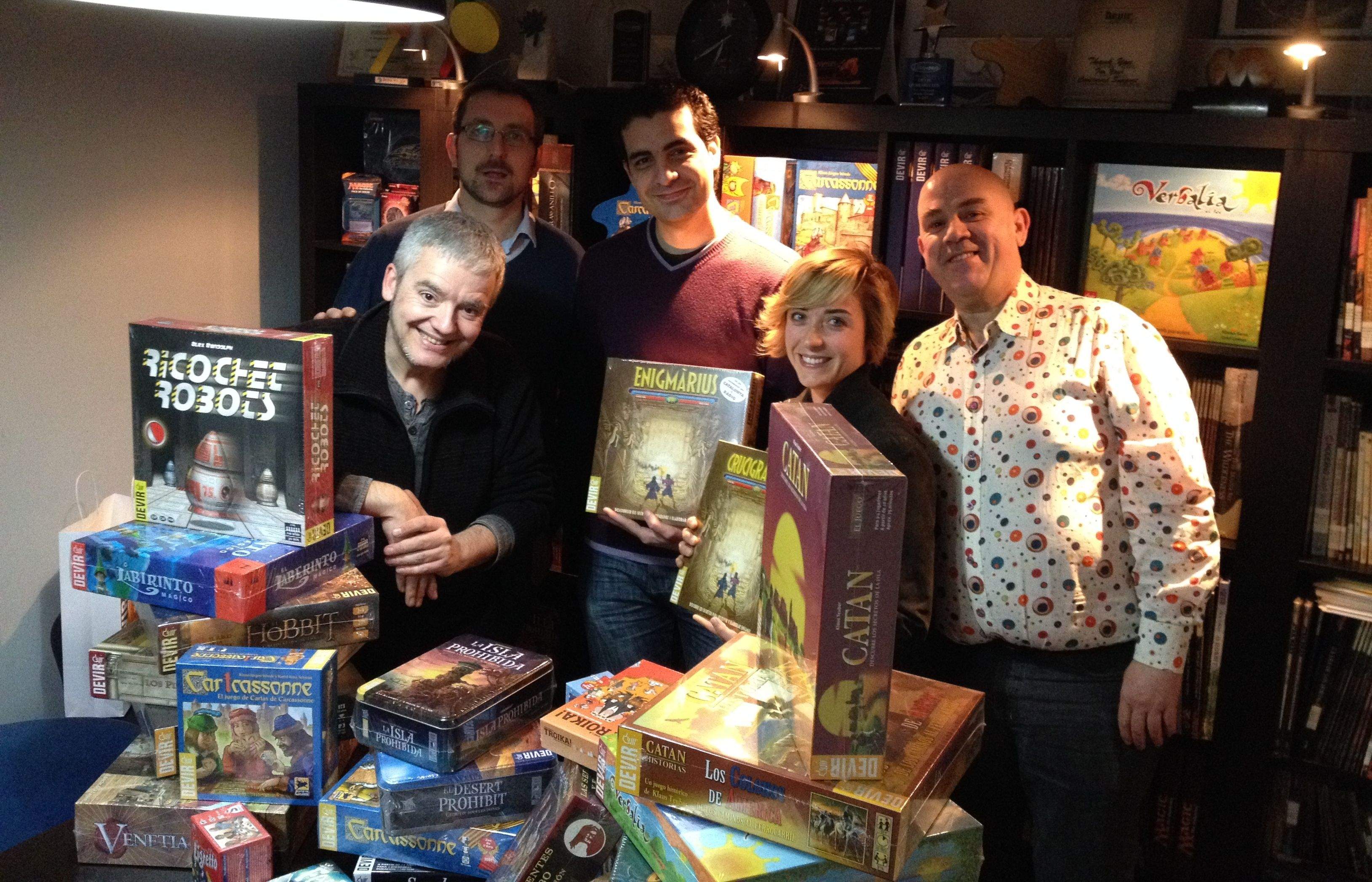 Medina, el tercer per l'esquerra, amb Marius Serra, durant l'entrega del premi. FOTO: Cedida 