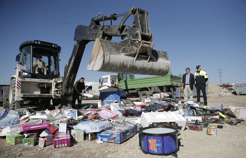Moment en què s'han destruït les joguines. FOTO: Artur Ribera