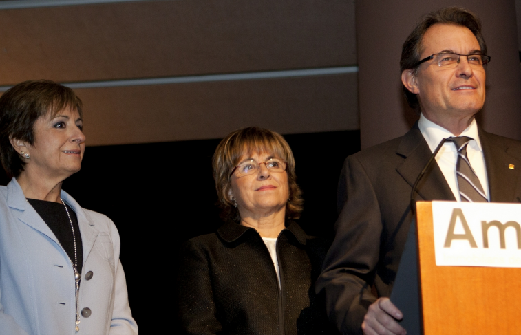 Imma Amat, a l'esquerra de la imatge, va ser reconeguda pel llavors president de la Generalitat, Artur Mas. FOTO: Aina de Gispert 