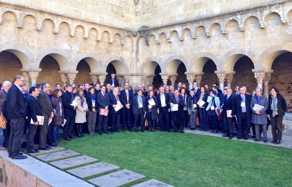 Foto de família dels 100 alcaldes de Catalunya que s'han reunit a sant Cugat per portar la llei l'administració local a TC. FOTO: Anna Mira