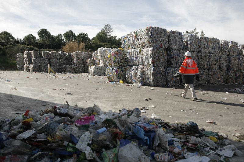 Bales compactades per portar-les a empreses espesialitzades en reciclatge