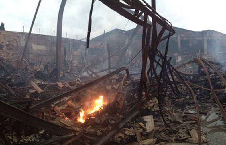 Aquest matí encara quedaven flames. FOTO: Bombers