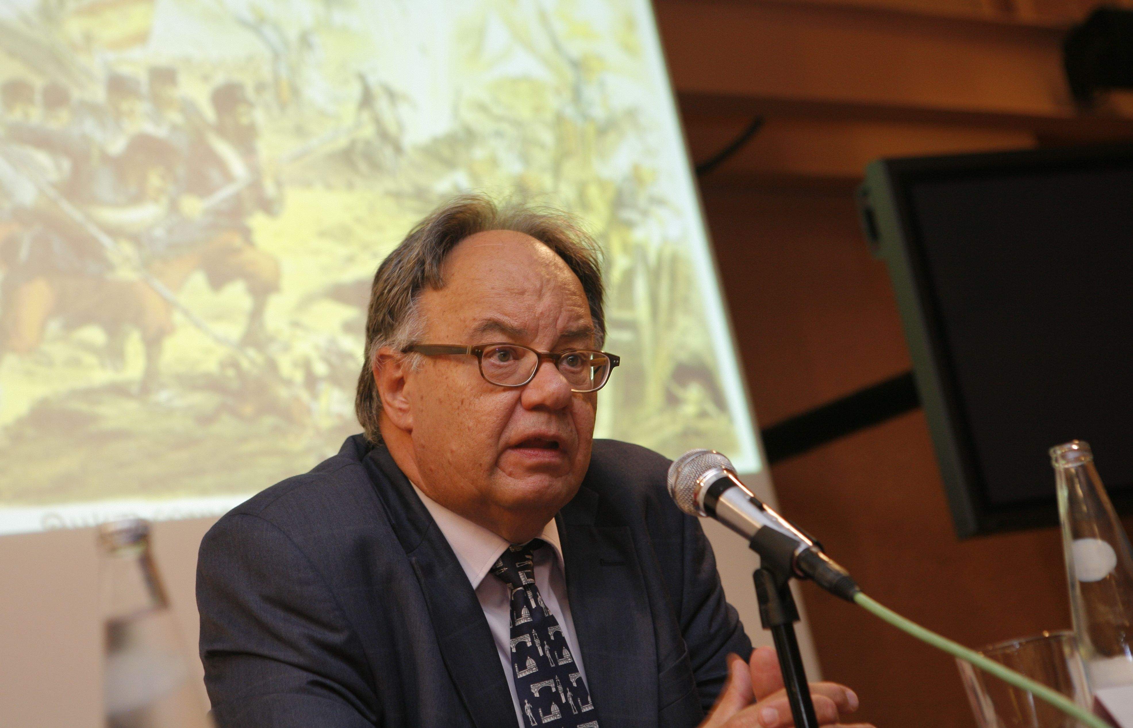 Josep M. Figueres edita el llibre 'Lluís Companys contra la guerra'