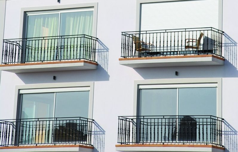 Plantes i algun moble, bones opcions per decorar el balcó. FOTO: Cedida