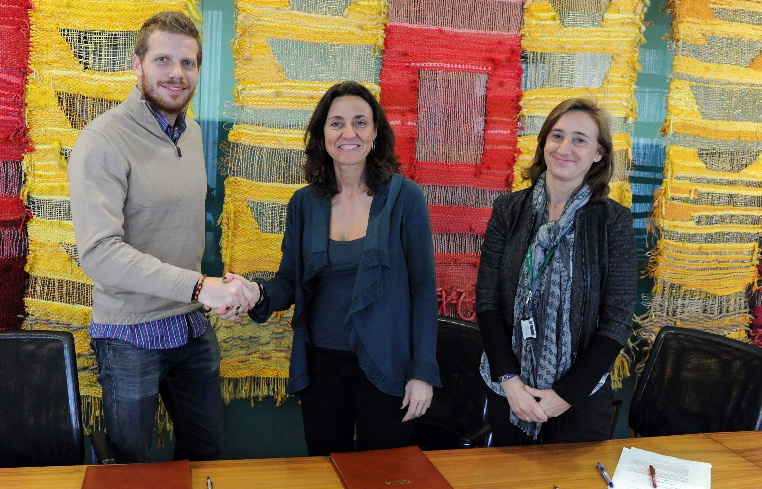 Figueres i Conesa donant-se la mà. FOTO: Localpress