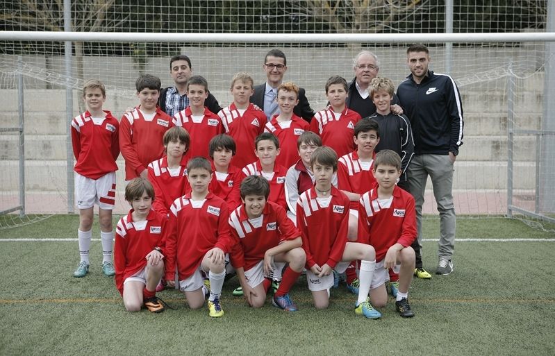 David López s'ha fotografiat amb alumnes de l'escola. FOTO: Artur Ribera