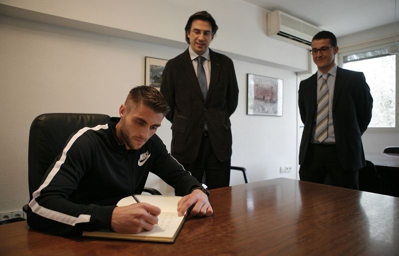 El migcampista periquito signa el llibre d'honor de l'escola. FOTO: Artur Ribera