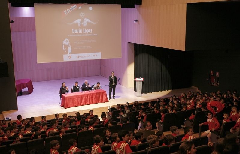 L'Auditori de l'escola, ple per escoltar a David López. FOTO: Artur Ribera