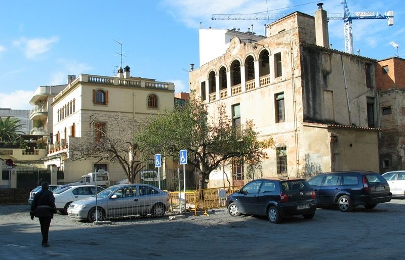 Masia Can Quitèria abans de la rehabilitació de la plaça. FOTO: Arxiu