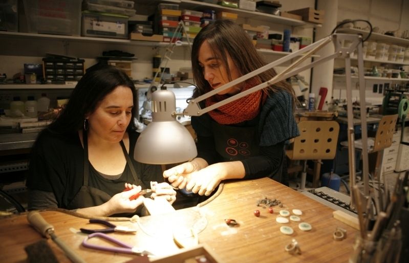 Treballar a quatre mans. FOTO: Artur Ribera